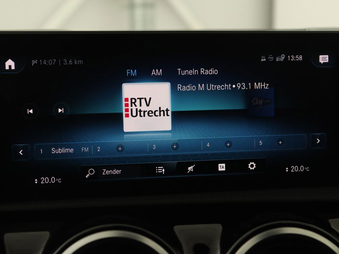 Mercedes-Benz A-Klasse 180 Business Solution AMG | Panoramadak | Stoelverwarming | Leder/Alcantara | Navigatie | Park Assist | Camera | Widescreen | Full LED