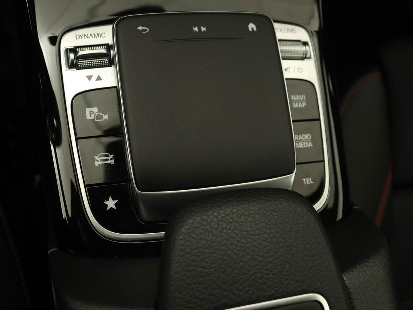 Mercedes-Benz A-Klasse 180 Business Solution AMG | Panoramadak | Stoelverwarming | Leder/Alcantara | Navigatie | Park Assist | Camera | Widescreen | Full LED