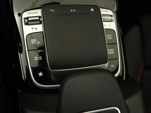 Mercedes-Benz A-Klasse 180 Business Solution AMG | Panoramadak | Stoelverwarming | Leder/Alcantara | Navigatie | Park Assist | Camera | Widescreen | Full LED