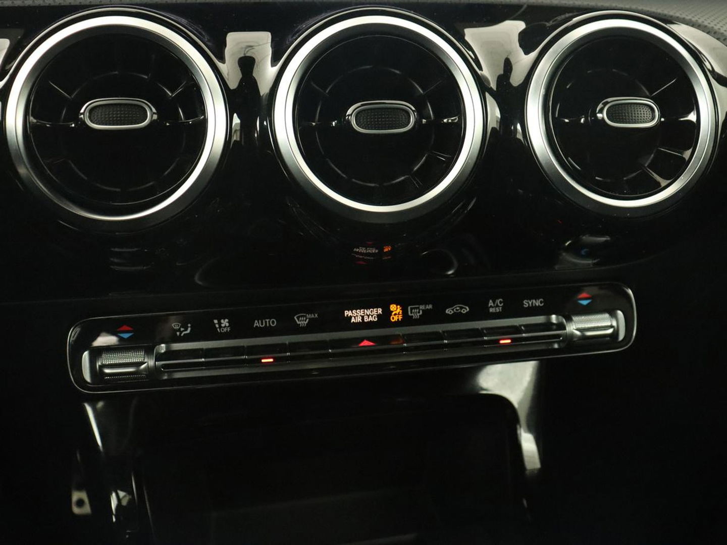 Mercedes-Benz A-Klasse 180 Business Solution AMG | Panoramadak | Stoelverwarming | Leder/Alcantara | Navigatie | Park Assist | Camera | Widescreen | Full LED