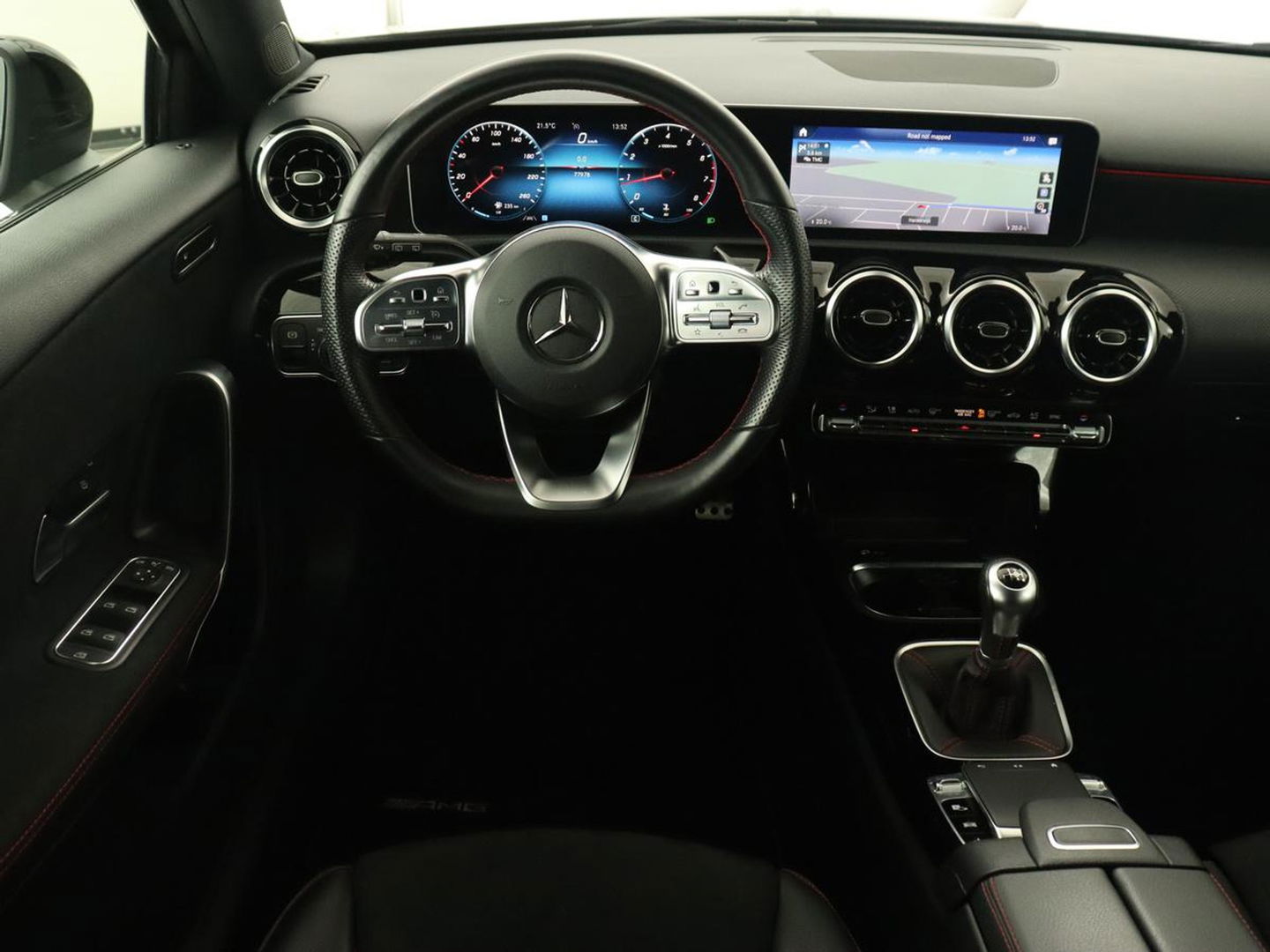 Mercedes-Benz A-Klasse 180 Business Solution AMG | Panoramadak | Stoelverwarming | Leder/Alcantara | Navigatie | Park Assist | Camera | Widescreen | Full LED