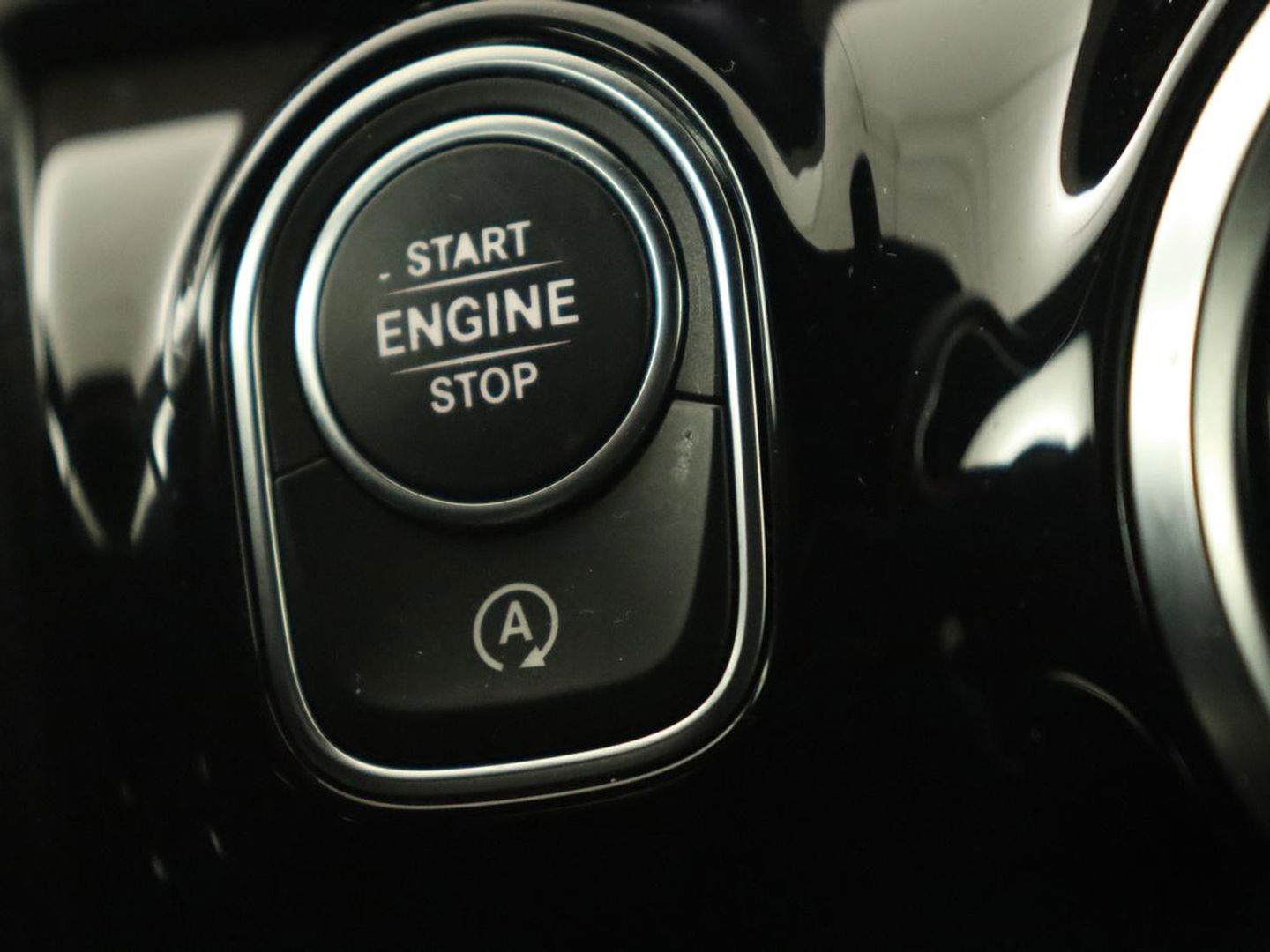 Mercedes-Benz A-Klasse 180 Business Solution AMG | Panoramadak | Stoelverwarming | Leder/Alcantara | Navigatie | Park Assist | Camera | Widescreen | Full LED