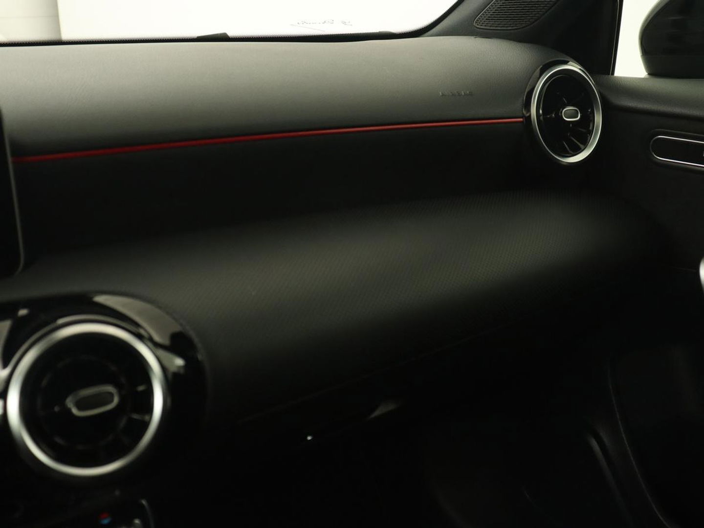 Mercedes-Benz A-Klasse 180 Business Solution AMG | Panoramadak | Stoelverwarming | Leder/Alcantara | Navigatie | Park Assist | Camera | Widescreen | Full LED