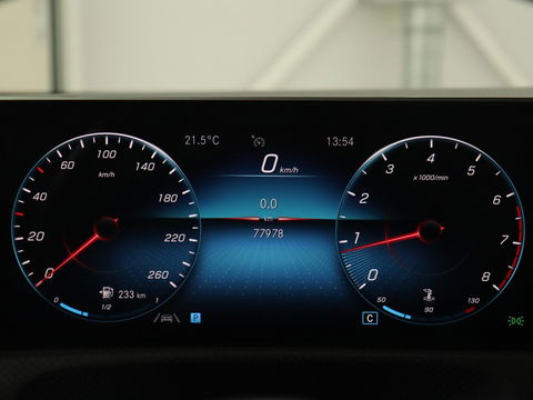 Mercedes-Benz A-Klasse 180 Business Solution AMG | Panoramadak | Stoelverwarming | Leder/Alcantara | Navigatie | Park Assist | Camera | Widescreen | Full LED