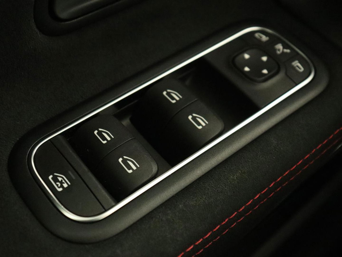 Mercedes-Benz A-Klasse 180 Business Solution AMG | Panoramadak | Stoelverwarming | Leder/Alcantara | Navigatie | Park Assist | Camera | Widescreen | Full LED