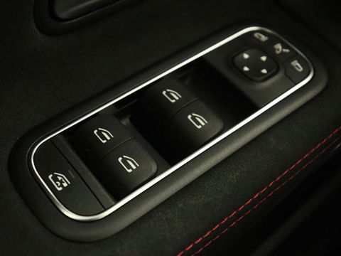 Mercedes-Benz A-Klasse 180 Business Solution AMG | Panoramadak | Stoelverwarming | Leder/Alcantara | Navigatie | Park Assist | Camera | Widescreen | Full LED