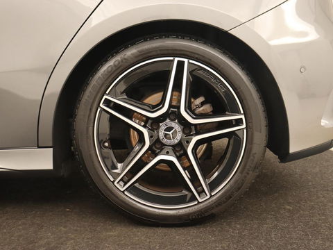 Mercedes-Benz A-Klasse 180 Business Solution AMG | Panoramadak | Stoelverwarming | Leder/Alcantara | Navigatie | Park Assist | Camera | Widescreen | Full LED