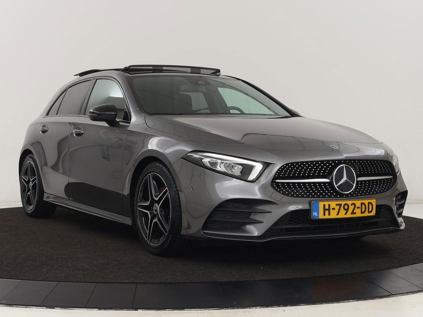 Mercedes-Benz A-Klasse 180 Business Solution AMG | Panoramadak | Stoelverwarming | Leder/Alcantara | Navigatie | Park Assist | Camera | Widescreen | Full LED