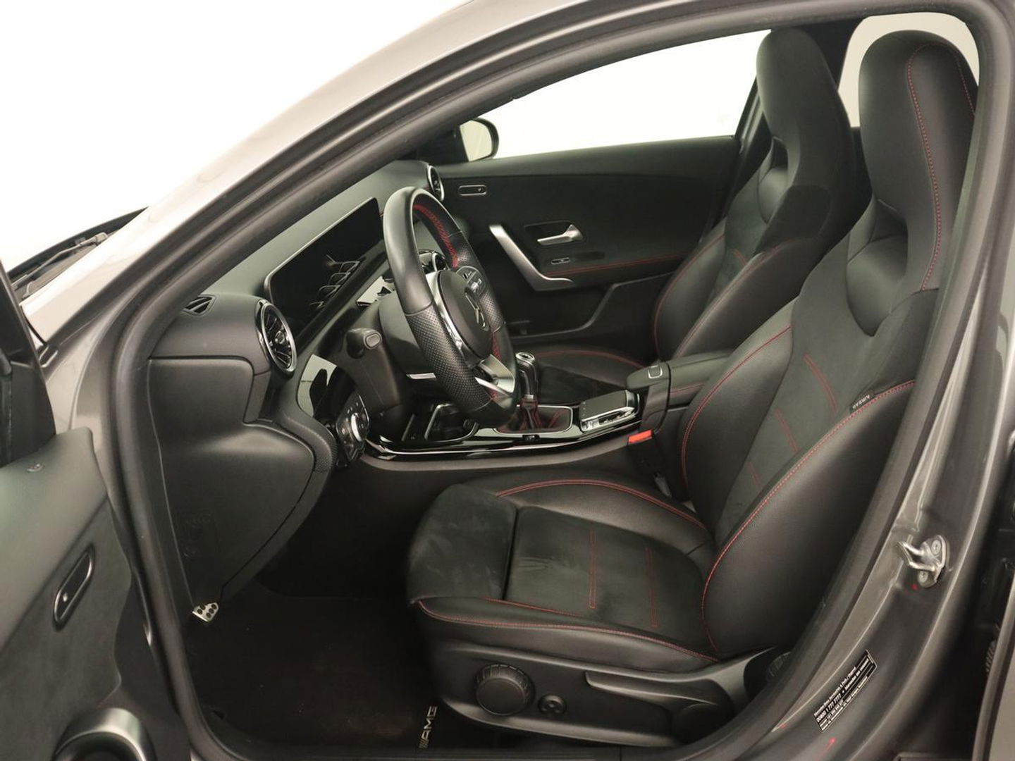 Mercedes-Benz A-Klasse 180 Business Solution AMG | Panoramadak | Stoelverwarming | Leder/Alcantara | Navigatie | Park Assist | Camera | Widescreen | Full LED