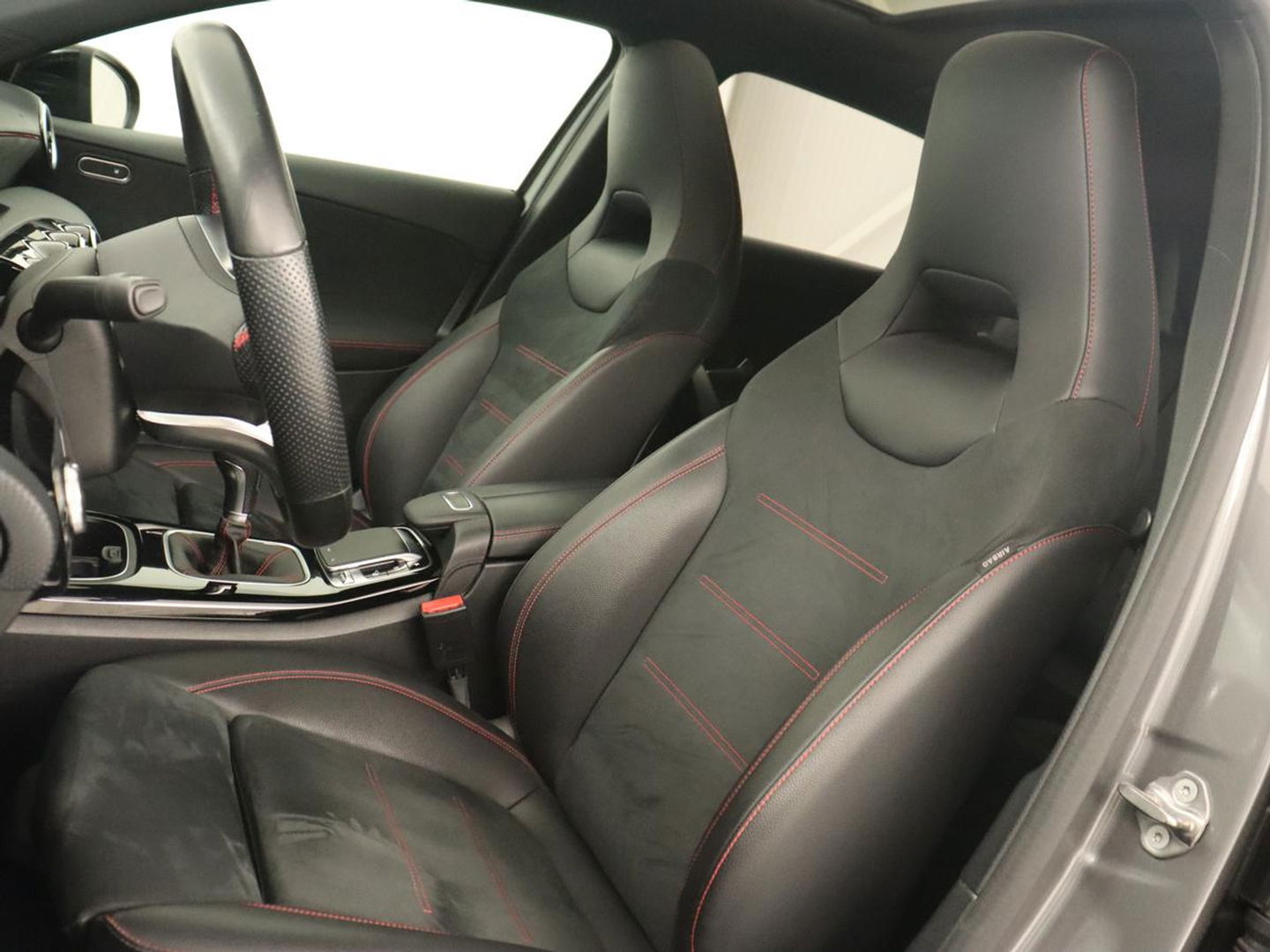 Mercedes-Benz A-Klasse 180 Business Solution AMG | Panoramadak | Stoelverwarming | Leder/Alcantara | Navigatie | Park Assist | Camera | Widescreen | Full LED
