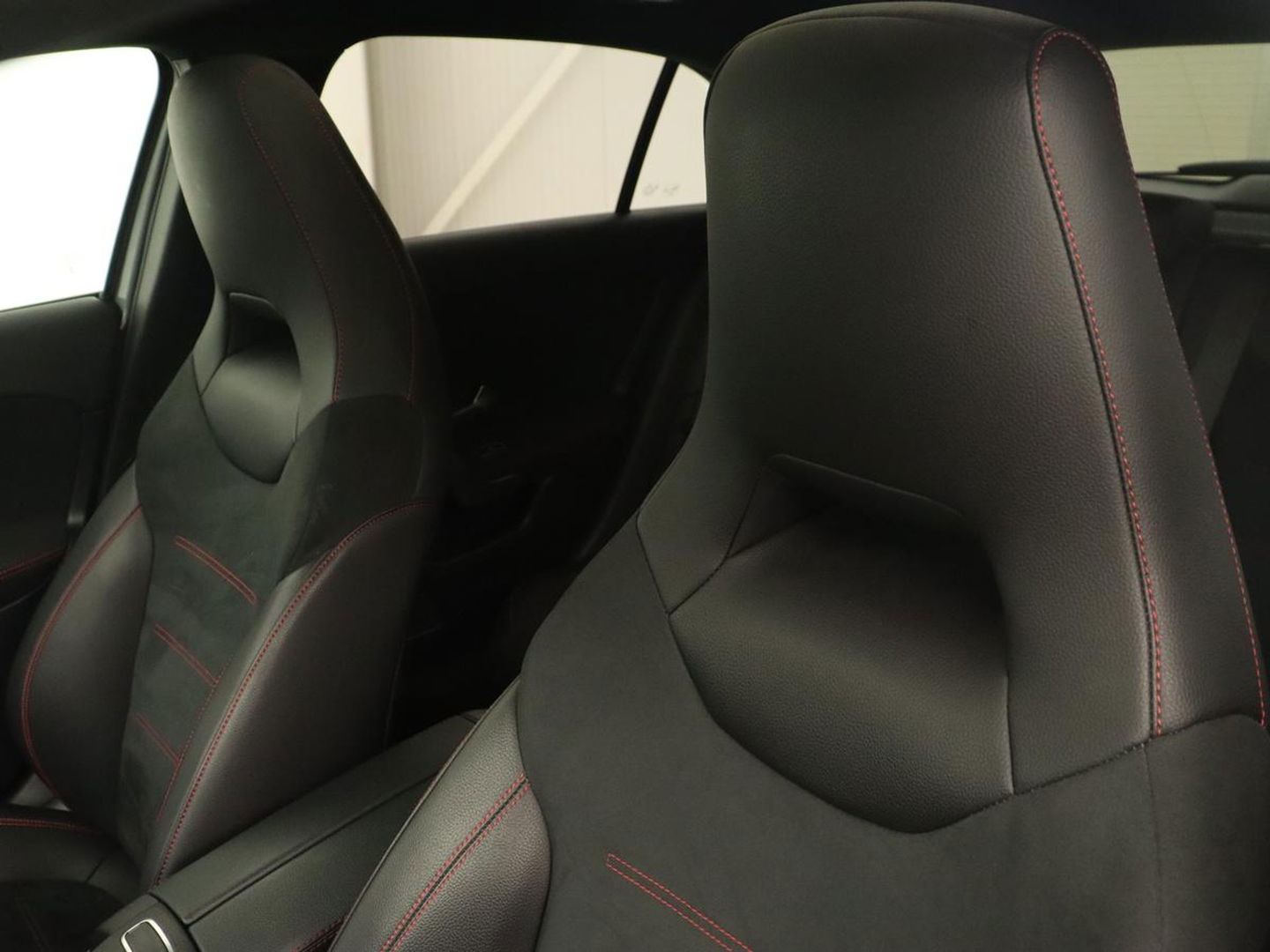 Mercedes-Benz A-Klasse 180 Business Solution AMG | Panoramadak | Stoelverwarming | Leder/Alcantara | Navigatie | Park Assist | Camera | Widescreen | Full LED