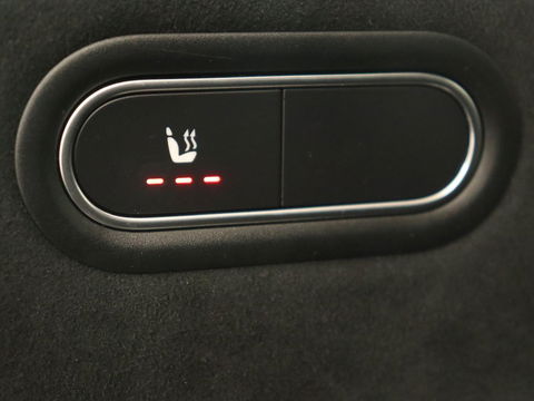 Mercedes-Benz A-Klasse 180 Business Solution AMG | Panoramadak | Stoelverwarming | Leder/Alcantara | Navigatie | Park Assist | Camera | Widescreen | Full LED