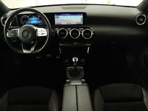 Mercedes-Benz A-Klasse 180 Business Solution AMG | Panoramadak | Stoelverwarming | Leder/Alcantara | Navigatie | Park Assist | Camera | Widescreen | Full LED