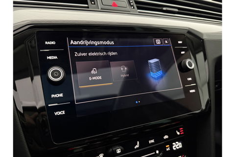 Volkswagen Passat 1.4 TSI 218PK GTE | Panoramadak | Virtual Cockpit | LED | Camera | Trekhaak | Navigatie | Adaptive Cruise