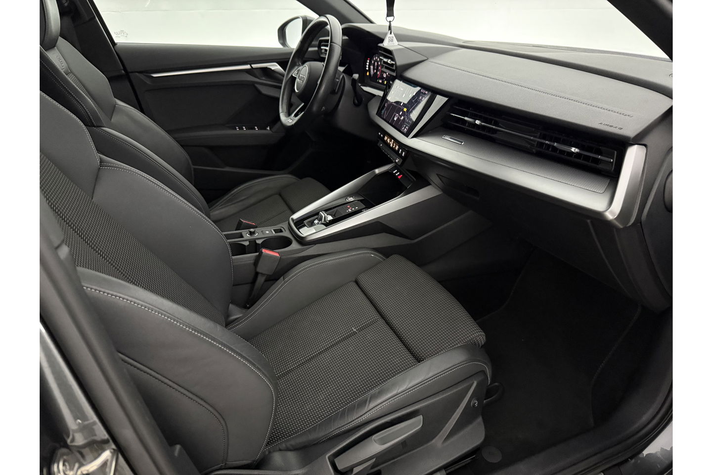 Audi A3 30 TFSI S-Line | LED | Virtual Cockpit | Carplay | Cruisecontrol | Navigatie | Parkeersens. | 18''LMV
