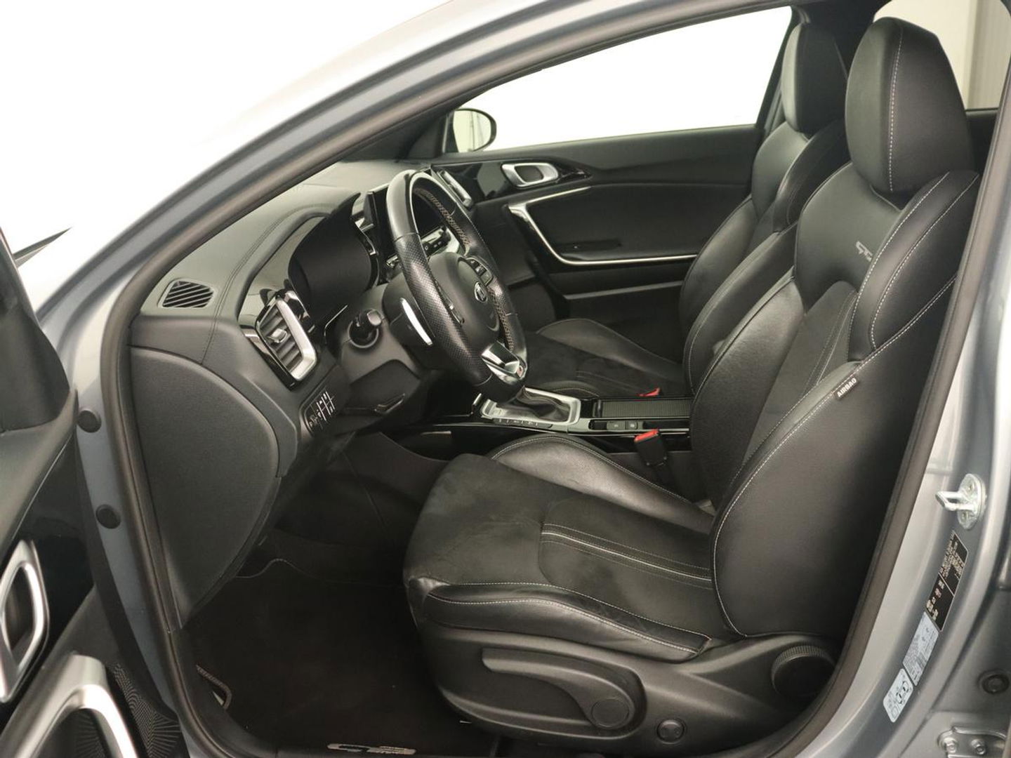 Kia ProCeed 1.5 T-GDI GT-Line | Panoramadak | Trekhaak | Stoel & stuurverwarming | Leder/Alcantara | Adaptive cruise | Carplay | Navigatie | Camera | Keyless | Digital Cockpit