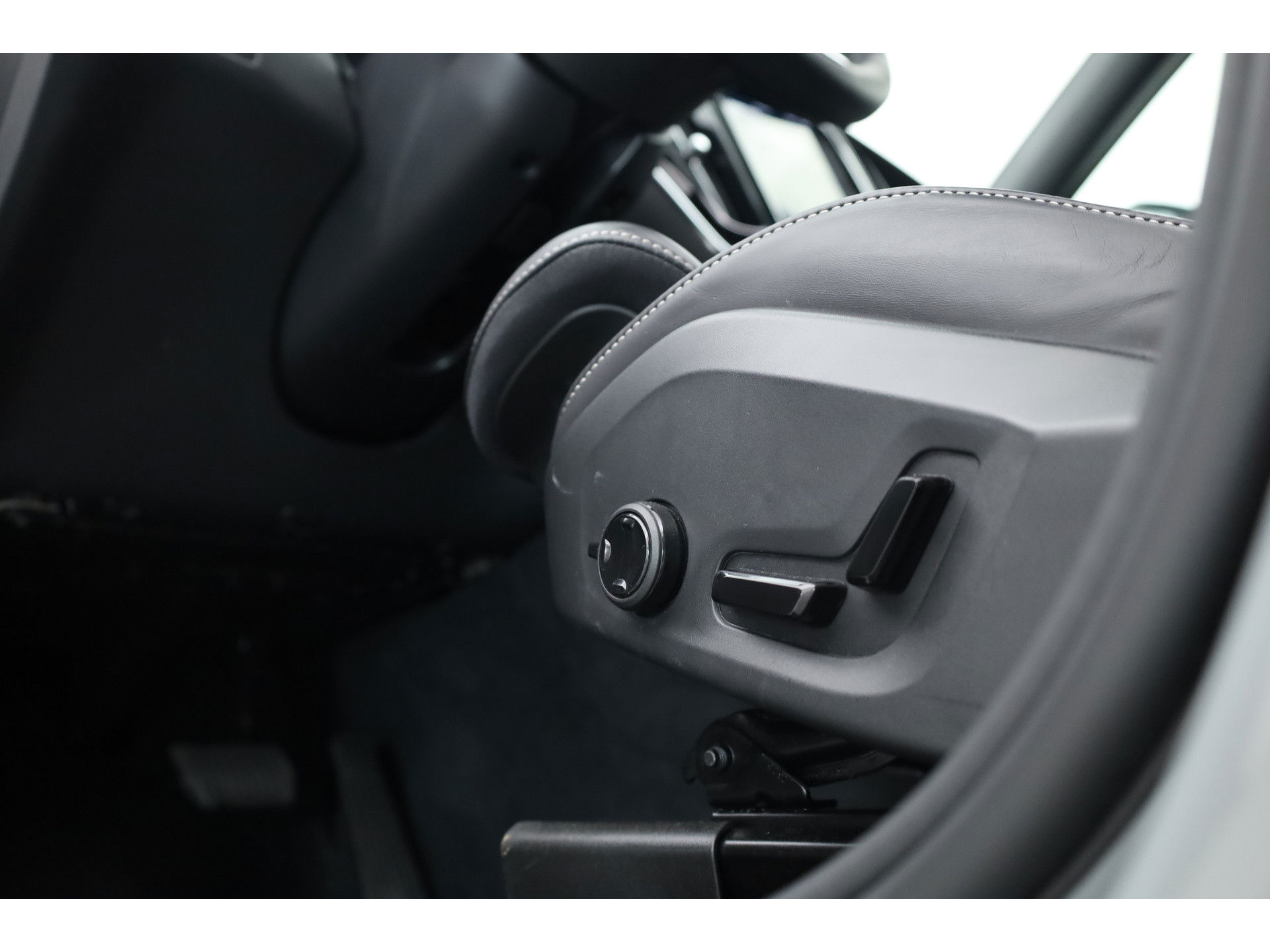 Volvo XC60 2.0 T8 Plug-in hybrid AWD Ultra Dark | Bowers & Wilkins | Massage | Trekhaak | Head-up | 360 camera |