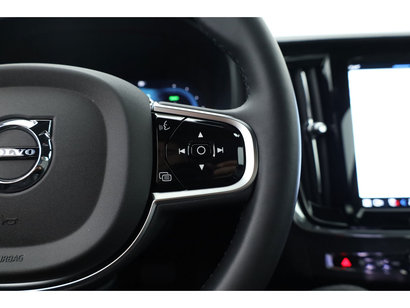 Volvo V90 T8 Recharge Ultra Dark | Luchtvering | Pano | HUD | Elek. Trekhaak | Harman Kardon | Memory seats