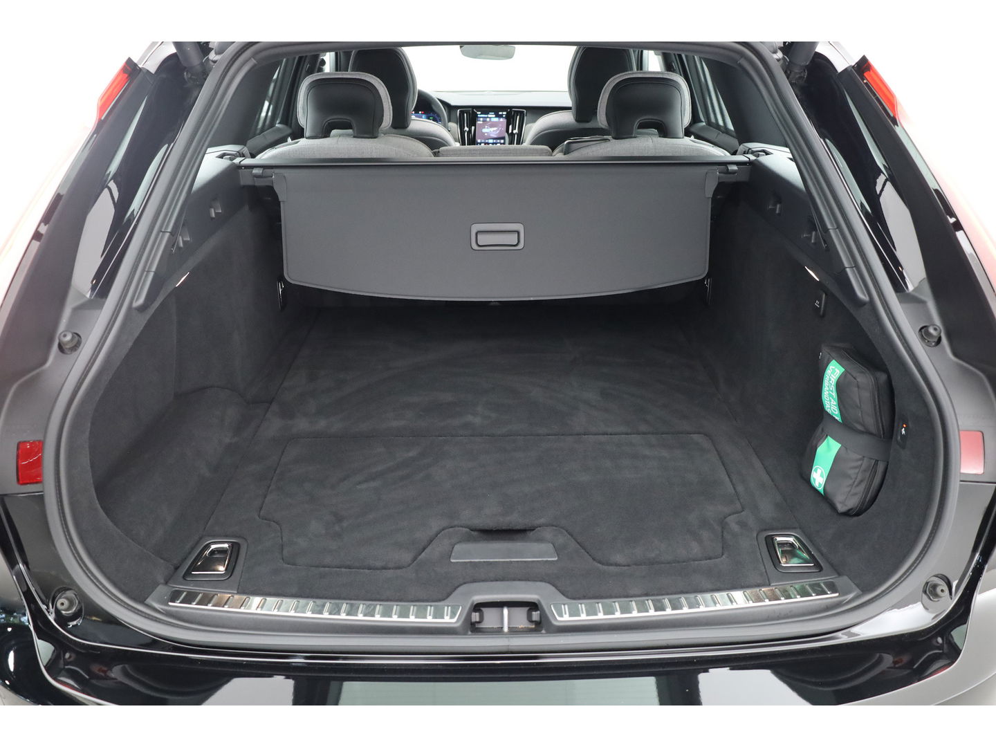 Volvo V90 T8 Recharge Ultra Dark | Luchtvering | Pano | HUD | Elek. Trekhaak | Harman Kardon | Memory seats