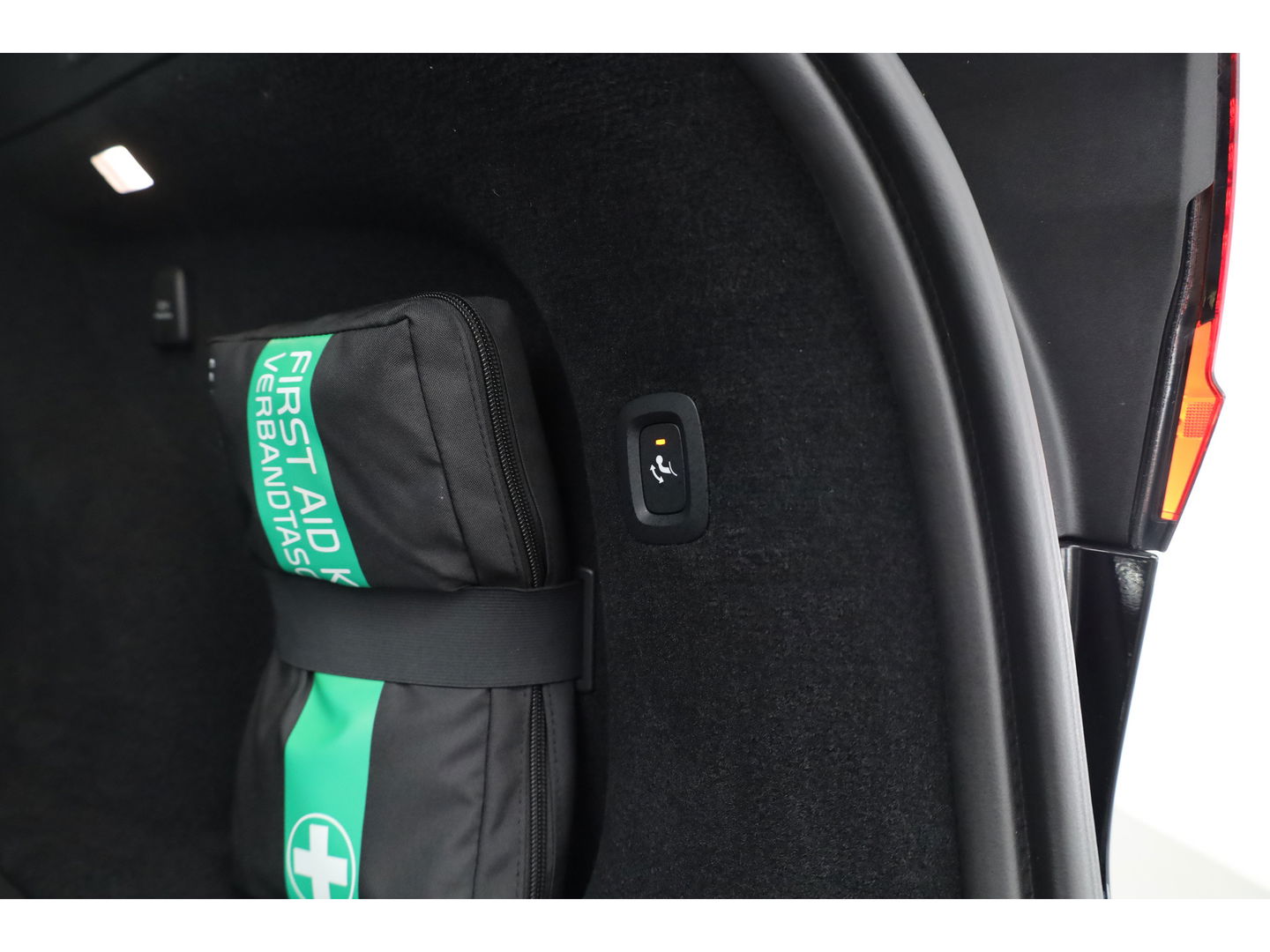 Volvo V90 T8 Recharge Ultra Dark | Luchtvering | Pano | HUD | Elek. Trekhaak | Harman Kardon | Memory seats