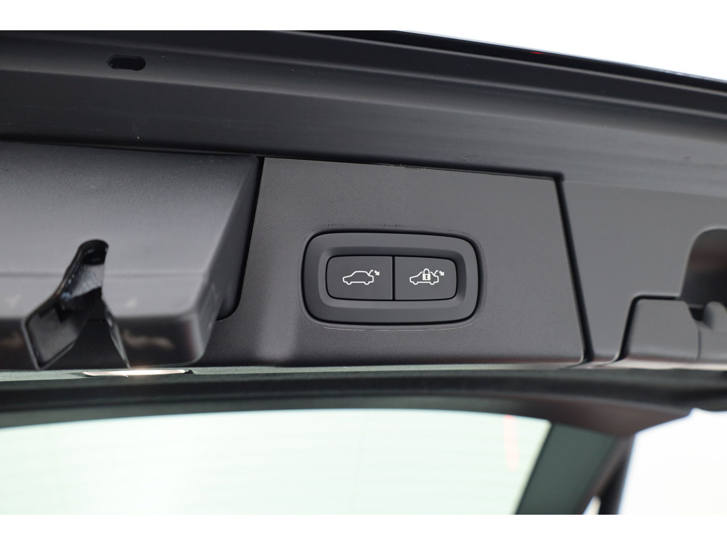 Volvo V90 T8 Recharge Ultra Dark | Luchtvering | Pano | HUD | Elek. Trekhaak | Harman Kardon | Memory seats