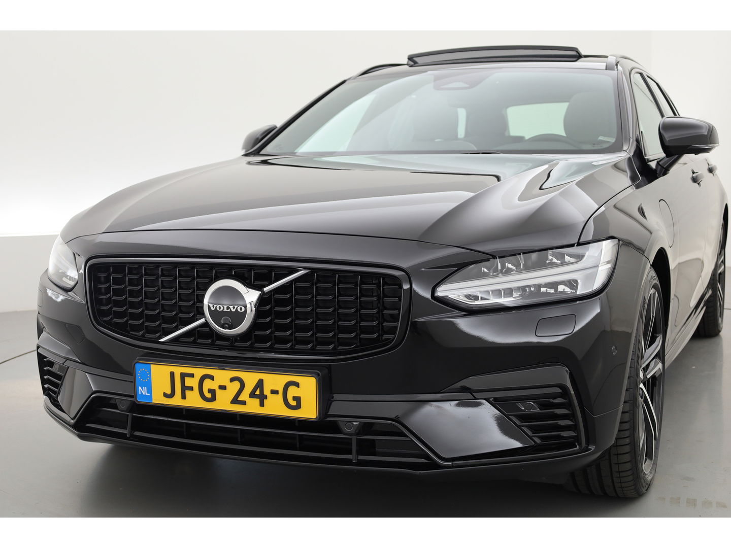Volvo V90 T8 Recharge Ultra Dark | Luchtvering | Pano | HUD | Elek. Trekhaak | Harman Kardon | Memory seats
