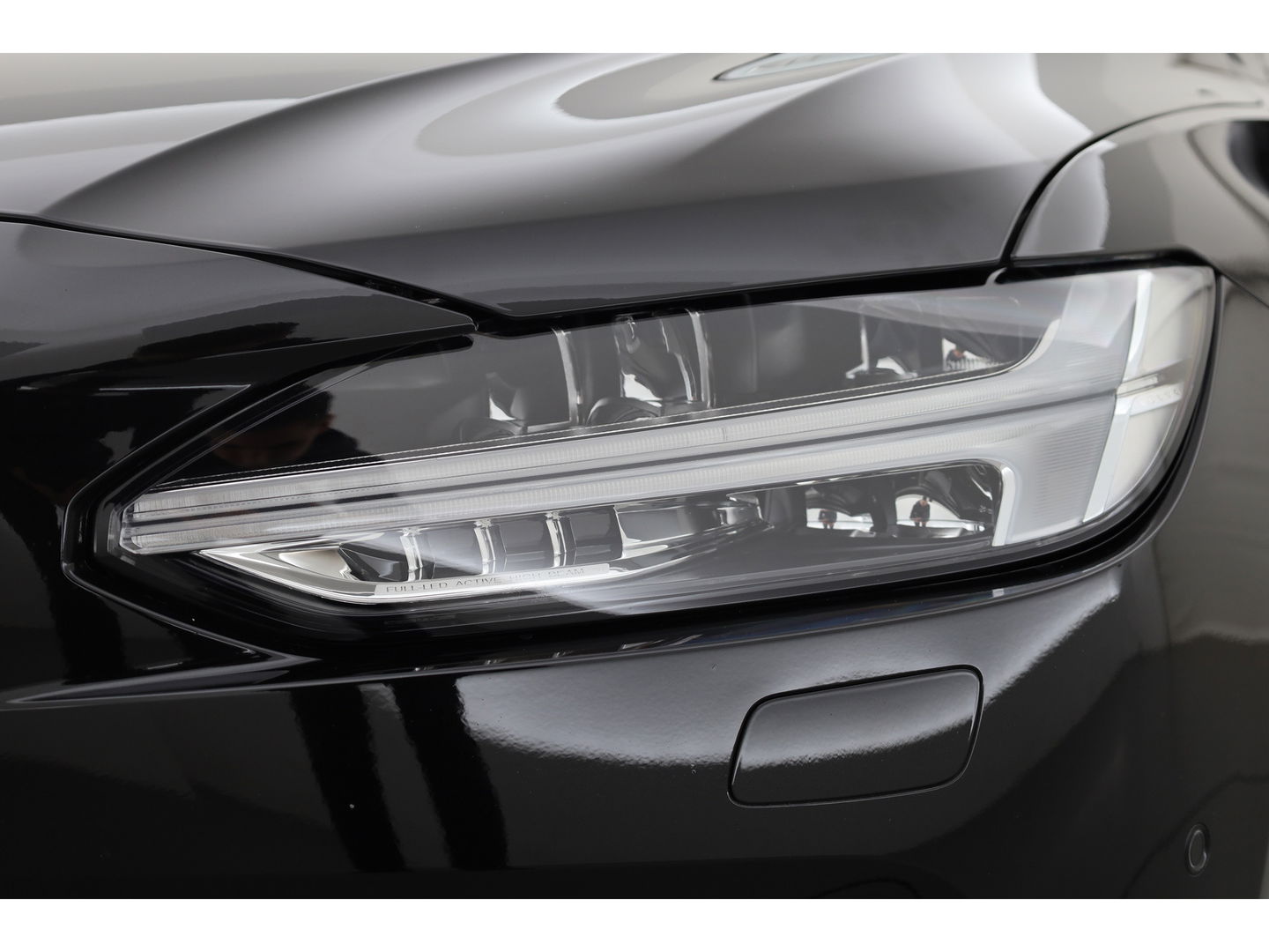 Volvo V90 T8 Recharge Ultra Dark | Luchtvering | Pano | HUD | Elek. Trekhaak | Harman Kardon | Memory seats