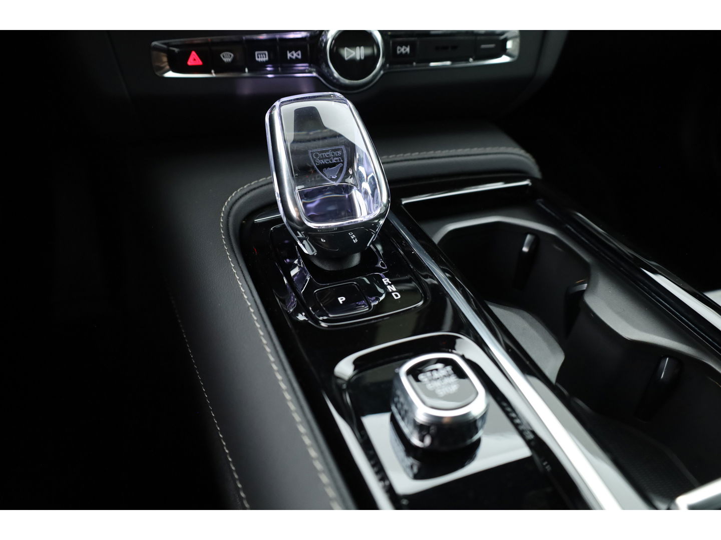 Volvo V90 T8 Recharge Ultra Dark | Luchtvering | Pano | HUD | Elek. Trekhaak | Harman Kardon | Memory seats
