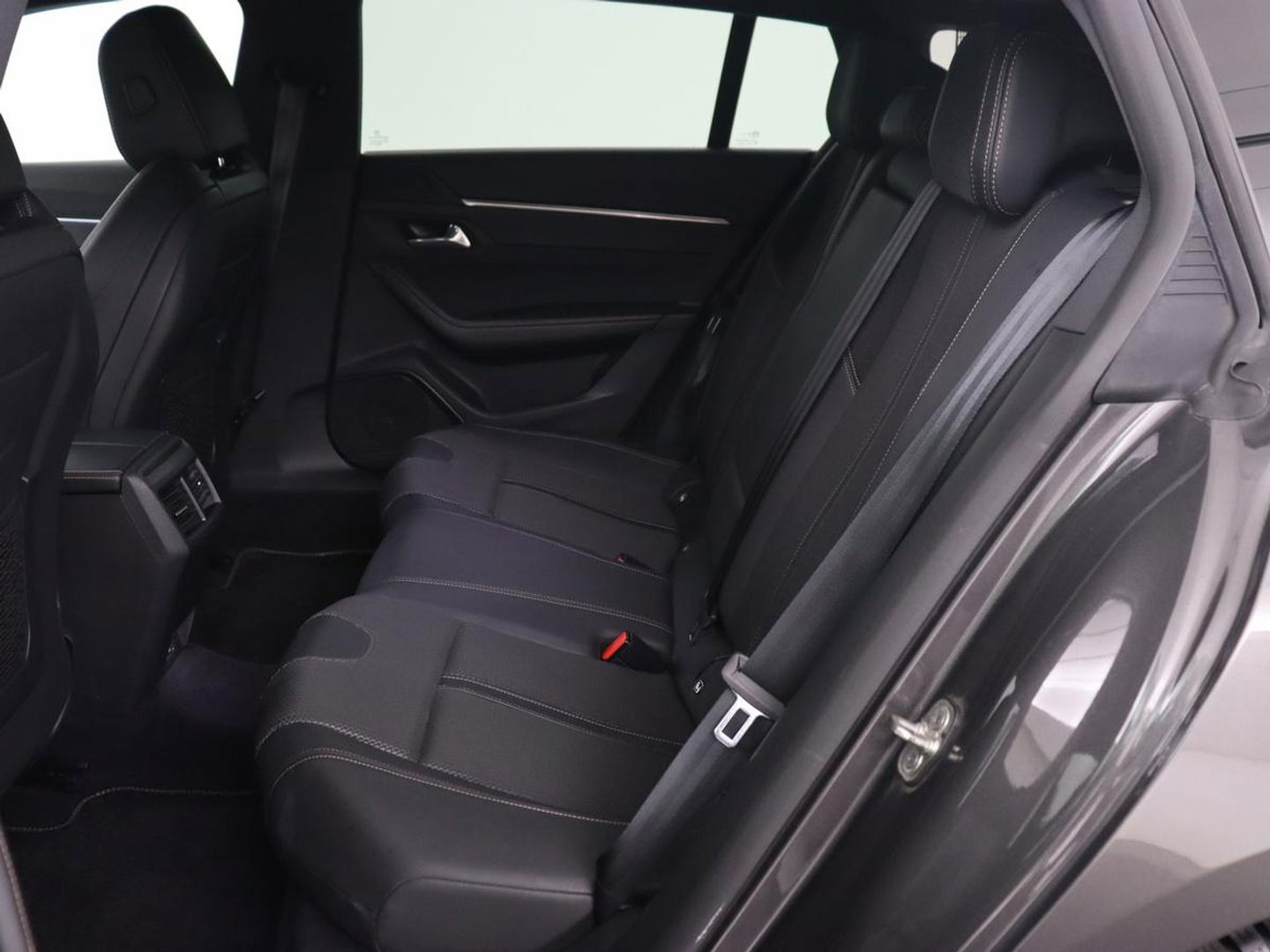 Peugeot 508 1.6 HYbrid 225 GT | Trekhaak | Stoelverwarming | Adaptive cruise | Carplay | Sfeerverlichting | Half leder | Navigatie | Camera | Keyess | PHEV | Plug In