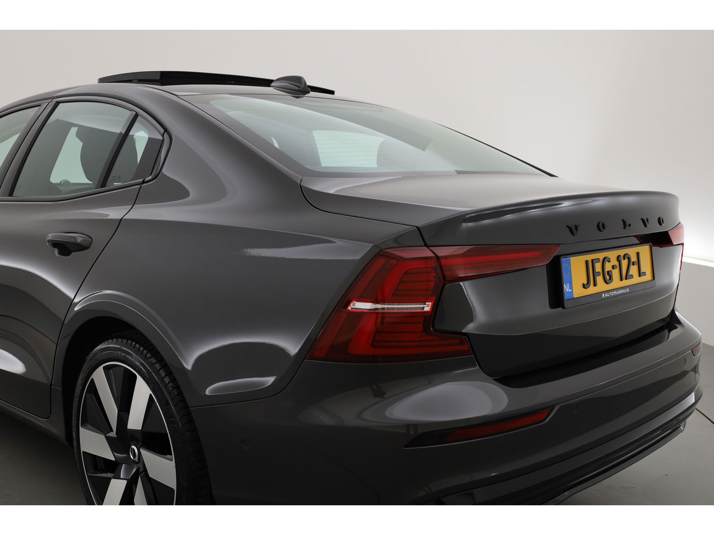 Volvo S60 T8 Recharge Ultimate Dark | B&W | Pano | Massage | Stoelventi. | HUD | Memory seats | Pilot Assist