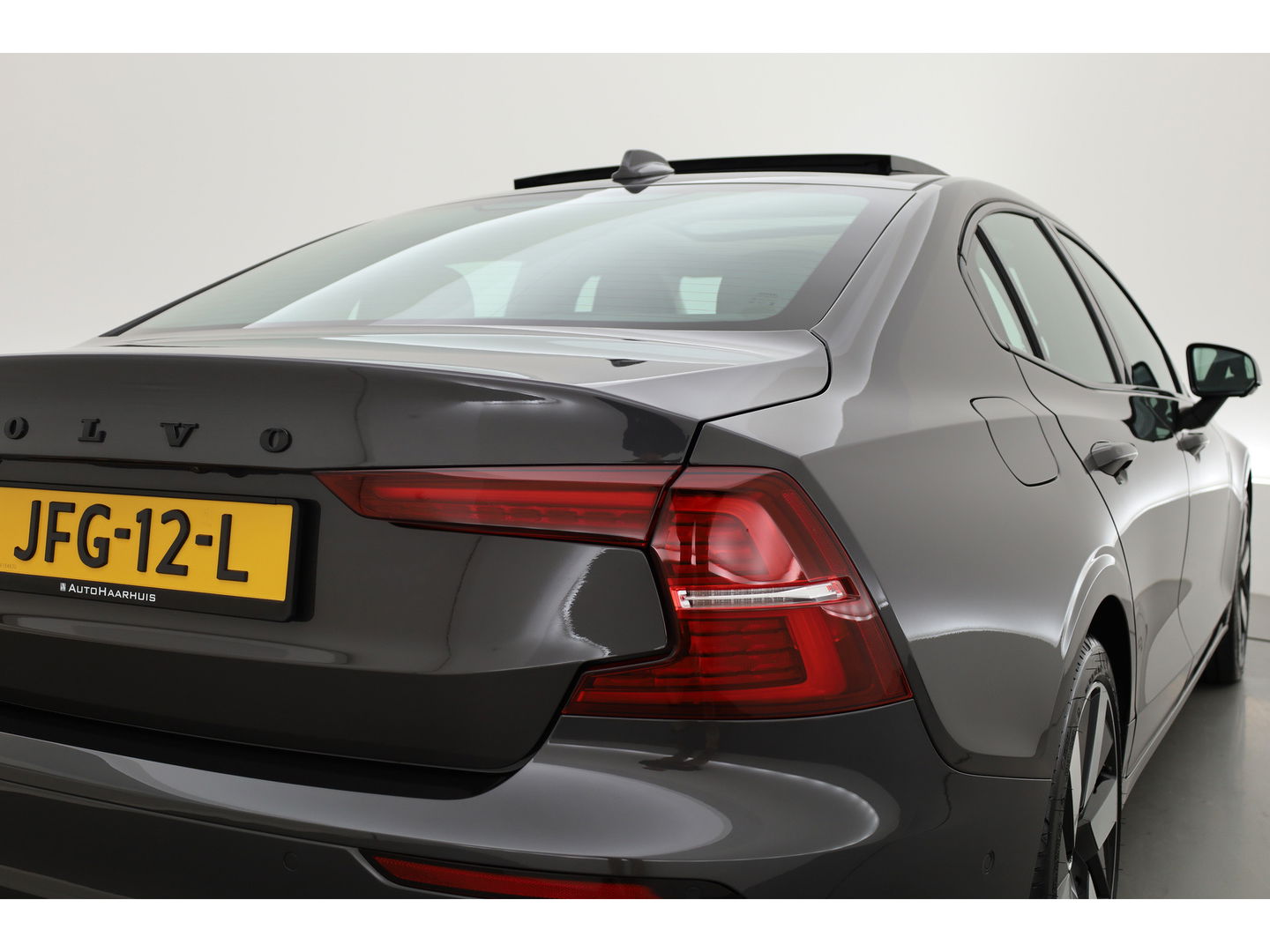 Volvo S60 T8 Recharge Ultimate Dark | B&W | Pano | Massage | Stoelventi. | HUD | Memory seats | Pilot Assist