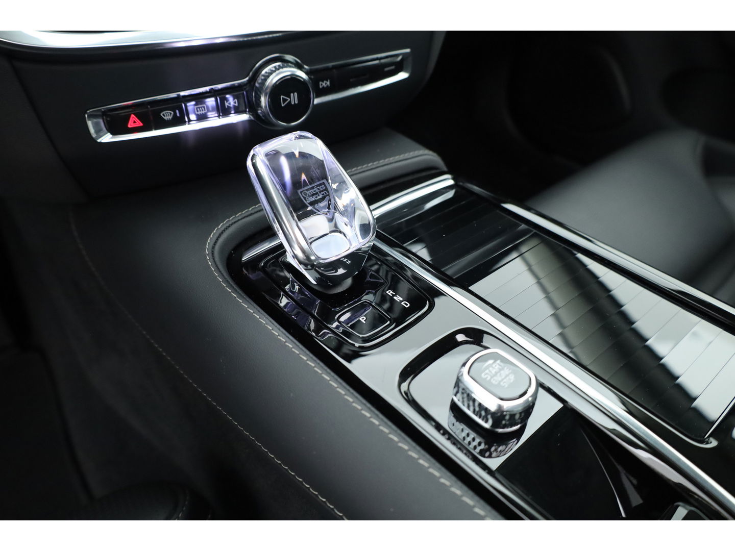 Volvo S60 T8 Recharge Ultimate Dark | B&W | Pano | Massage | Stoelventi. | HUD | Memory seats | Pilot Assist