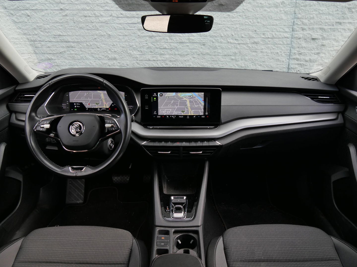 Škoda Octavia Combi 1.4TSi PHEV BUSINESS ED/ ADAPTIVE CRUISE/ SFEERVERLICHTING/ ELEKT. KLEP/ PDC V+A