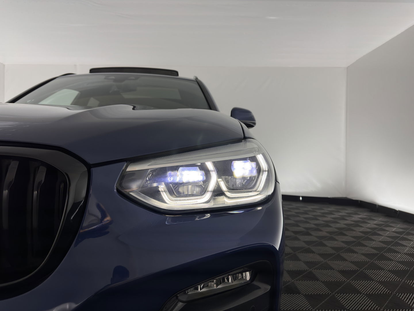 BMW X3 xDrive30e M-Sportpack Business Edition Plus (INCL-BTW) *PANO | LUXURY-LEATHER | FULL-LED | DIGI-COCKPIT | HIFI-SOUND | CARPLAY | DAB+ | HEATED-SPORTSEATS | AMBIENT-LIGHT | PRIVACY-GLASS | SHIFT-PADDLES | TOWBAR | 19''ALU*