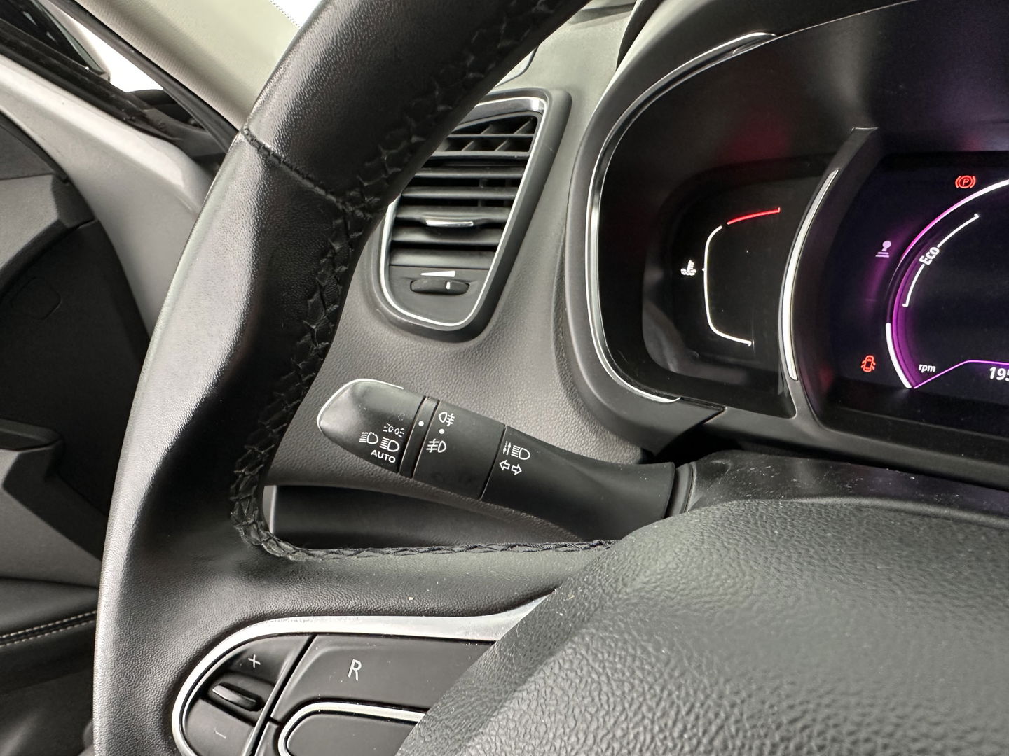 Renault Grand Scénic 1.3 TCe Business Zen [ 7-Pers. ] (INCL-BTW) *NAVI-FULLMAP | COMFORT-SEATS | DIGI-COCKPIT | ECC | PDC | CRUISE | PRIVACY-GLASS | DAB | CARPLAY*