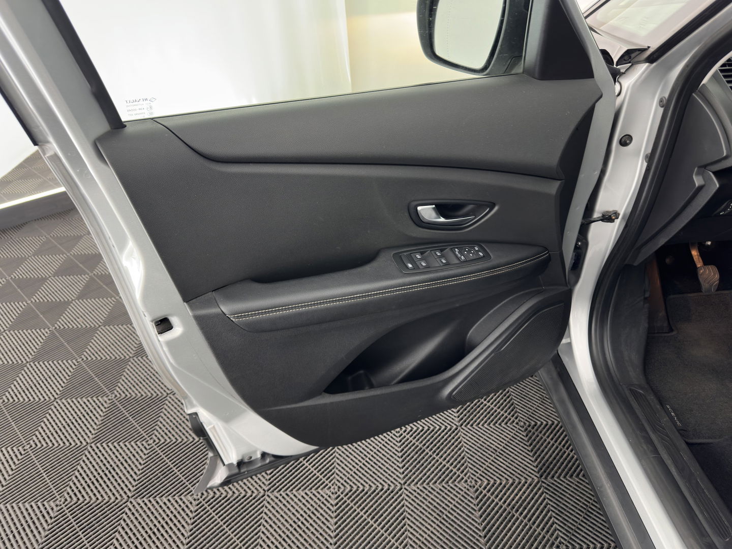 Renault Grand Scénic 1.3 TCe Business Zen [ 7-Pers. ] (INCL-BTW) *NAVI-FULLMAP | COMFORT-SEATS | DIGI-COCKPIT | ECC | PDC | CRUISE | PRIVACY-GLASS | DAB | CARPLAY*