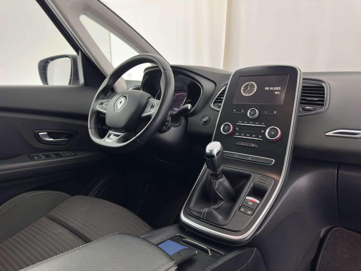Renault Grand Scénic 1.3 TCe Business Zen [ 7-Pers. ] (INCL-BTW) *NAVI-FULLMAP | COMFORT-SEATS | DIGI-COCKPIT | ECC | PDC | CRUISE | PRIVACY-GLASS | DAB | CARPLAY*