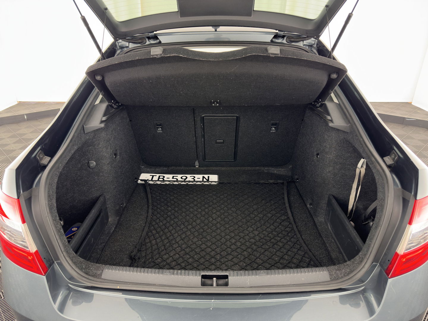 Škoda Octavia 1.6 TDI Greentech Ambition Business *LEATHER-FABRIC | NAVI-FULLMAP | HEATED-COMFORTSEATS | ECC | TOWBAR | PRIVACY-GLASS | PARKPILOT | CRUISE | 16''ALU *