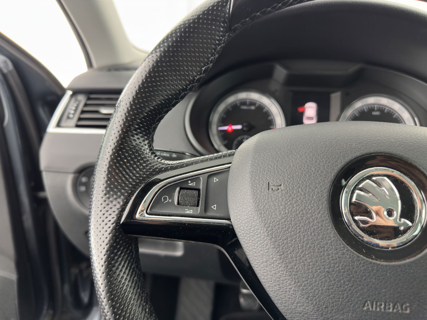 Škoda Octavia 1.6 TDI Greentech Ambition Business *LEATHER-FABRIC | NAVI-FULLMAP | HEATED-COMFORTSEATS | ECC | TOWBAR | PRIVACY-GLASS | PARKPILOT | CRUISE | 16''ALU *