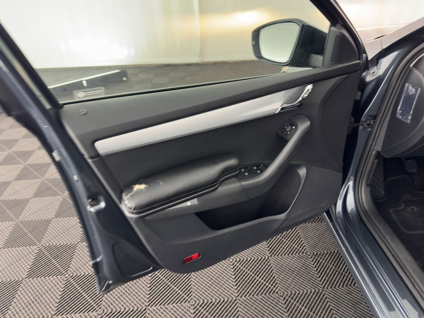 Škoda Octavia 1.6 TDI Greentech Ambition Business *LEATHER-FABRIC | NAVI-FULLMAP | HEATED-COMFORTSEATS | ECC | TOWBAR | PRIVACY-GLASS | PARKPILOT | CRUISE | 16''ALU *