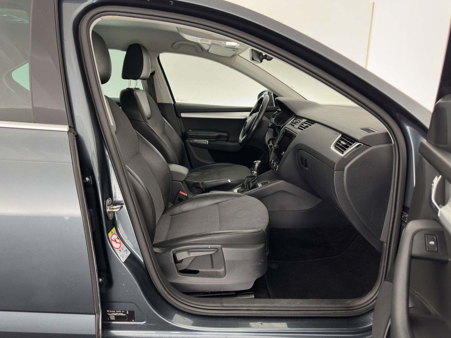 Škoda Octavia 1.6 TDI Greentech Ambition Business *LEATHER-FABRIC | NAVI-FULLMAP | HEATED-COMFORTSEATS | ECC | TOWBAR | PRIVACY-GLASS | PARKPILOT | CRUISE | 16''ALU *