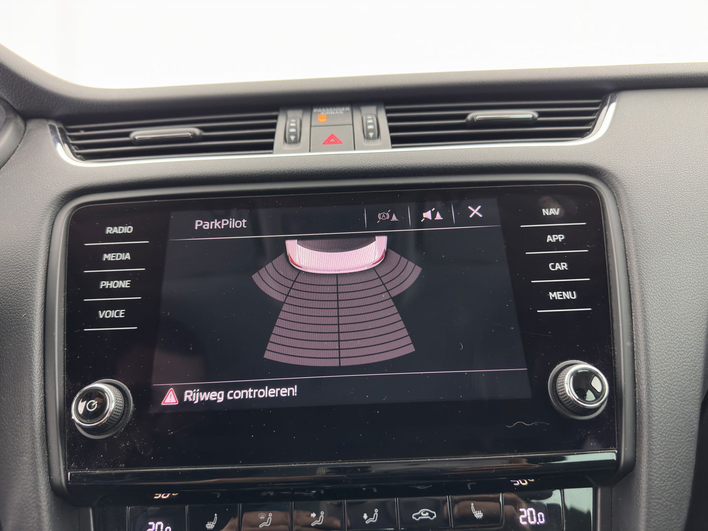 Škoda Octavia 1.6 TDI Greentech Ambition Business *LEATHER-FABRIC | NAVI-FULLMAP | HEATED-COMFORTSEATS | ECC | TOWBAR | PRIVACY-GLASS | PARKPILOT | CRUISE | 16''ALU *