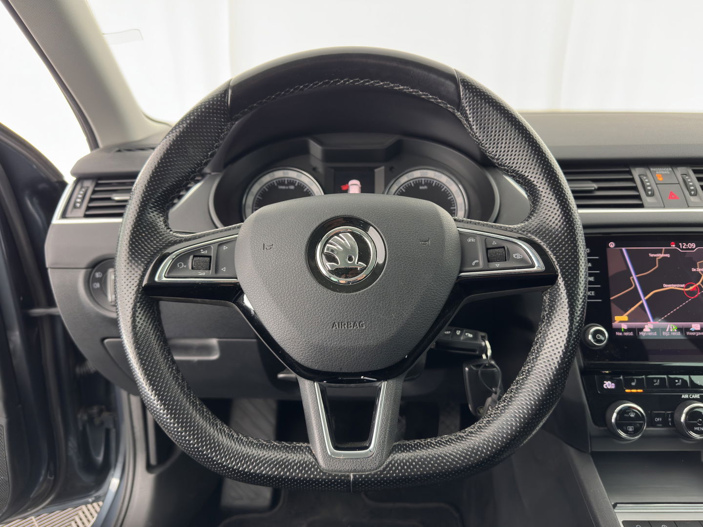 Škoda Octavia 1.6 TDI Greentech Ambition Business *LEATHER-FABRIC | NAVI-FULLMAP | HEATED-COMFORTSEATS | ECC | TOWBAR | PRIVACY-GLASS | PARKPILOT | CRUISE | 16''ALU *