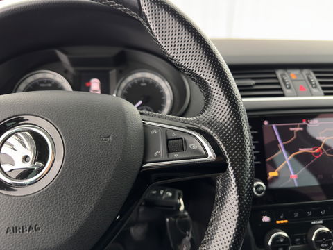 Škoda Octavia 1.6 TDI Greentech Ambition Business *LEATHER-FABRIC | NAVI-FULLMAP | HEATED-COMFORTSEATS | ECC | TOWBAR | PRIVACY-GLASS | PARKPILOT | CRUISE | 16''ALU *
