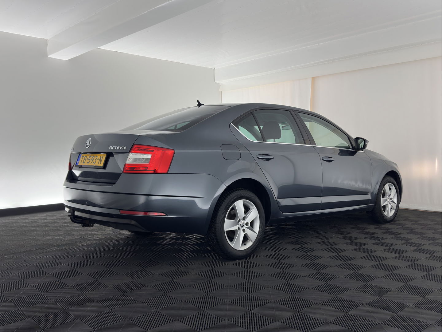 Škoda Octavia 1.6 TDI Greentech Ambition Business *LEATHER-FABRIC | NAVI-FULLMAP | HEATED-COMFORTSEATS | ECC | TOWBAR | PRIVACY-GLASS | PARKPILOT | CRUISE | 16''ALU *