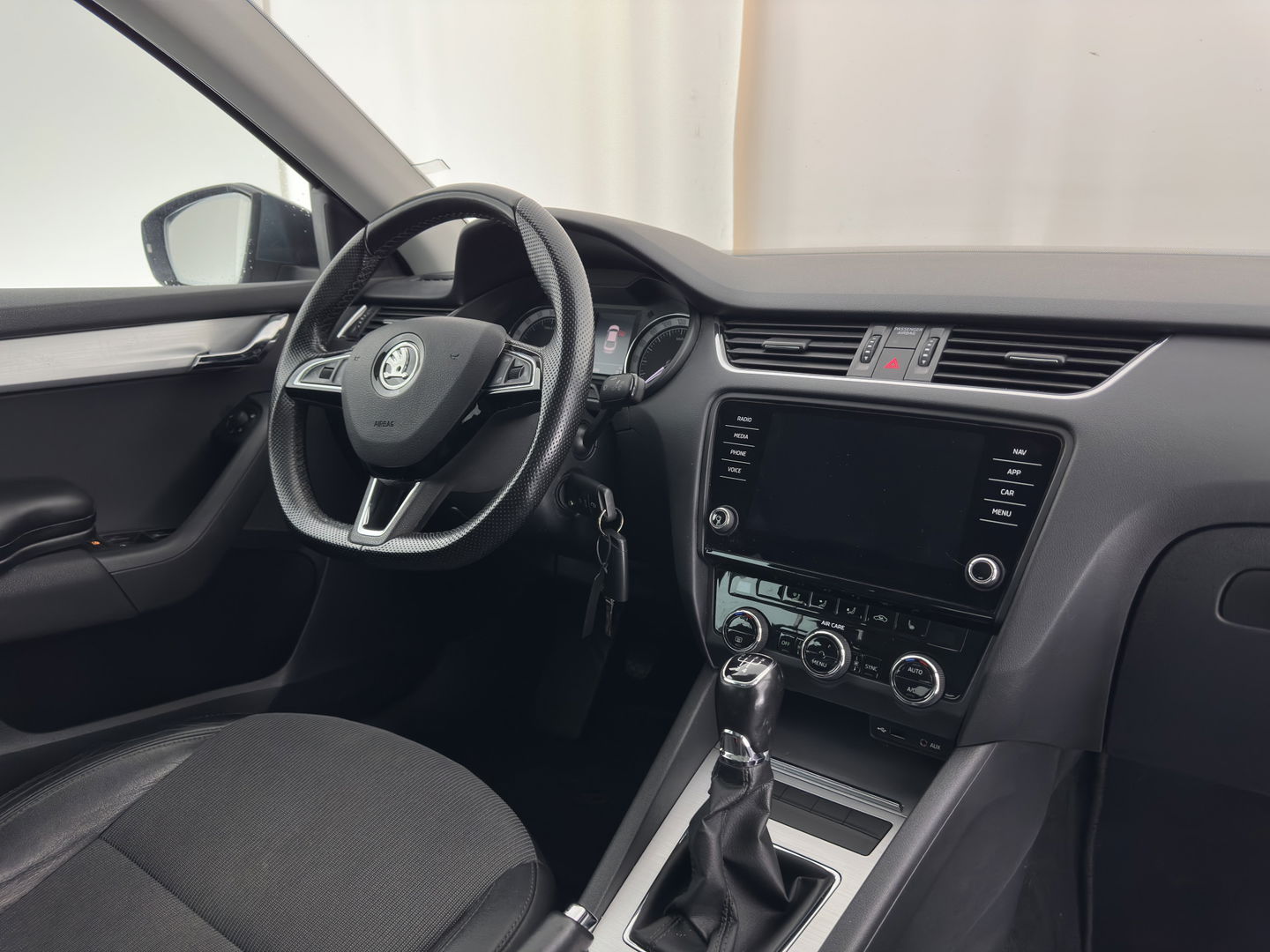 Škoda Octavia 1.6 TDI Greentech Ambition Business *LEATHER-FABRIC | NAVI-FULLMAP | HEATED-COMFORTSEATS | ECC | TOWBAR | PRIVACY-GLASS | PARKPILOT | CRUISE | 16''ALU *