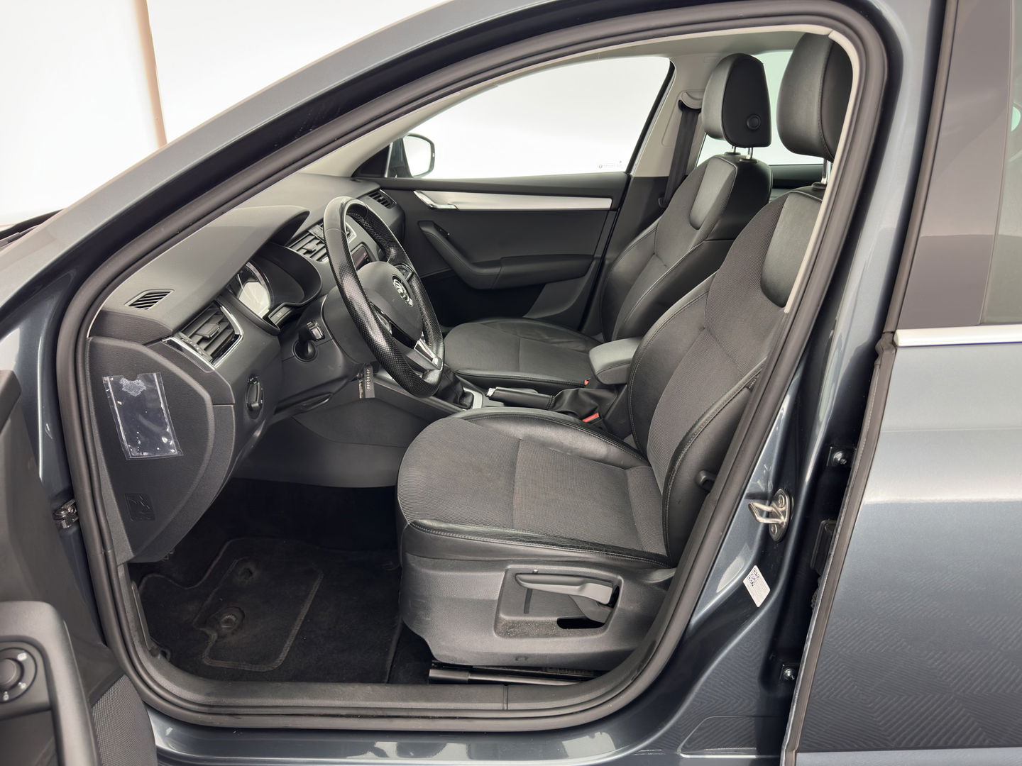 Škoda Octavia 1.6 TDI Greentech Ambition Business *LEATHER-FABRIC | NAVI-FULLMAP | HEATED-COMFORTSEATS | ECC | TOWBAR | PRIVACY-GLASS | PARKPILOT | CRUISE | 16''ALU *