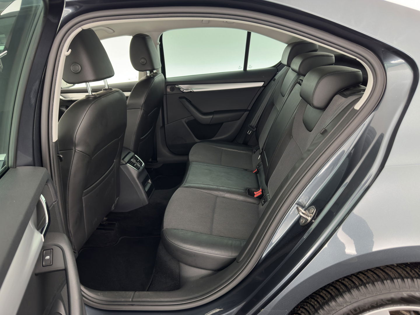 Škoda Octavia 1.6 TDI Greentech Ambition Business *LEATHER-FABRIC | NAVI-FULLMAP | HEATED-COMFORTSEATS | ECC | TOWBAR | PRIVACY-GLASS | PARKPILOT | CRUISE | 16''ALU *