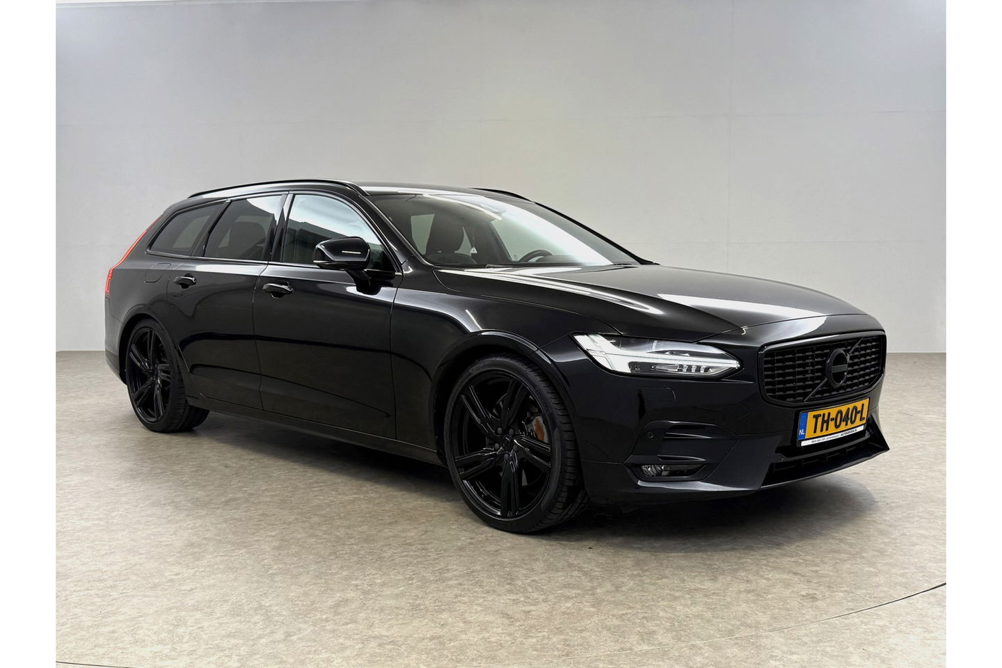 Volvo V90 2.0 T4 190PK R-Design | LED | Harman/Kardon | Trekhaak | Camera | Memory seats | Carplay | 20"LMV