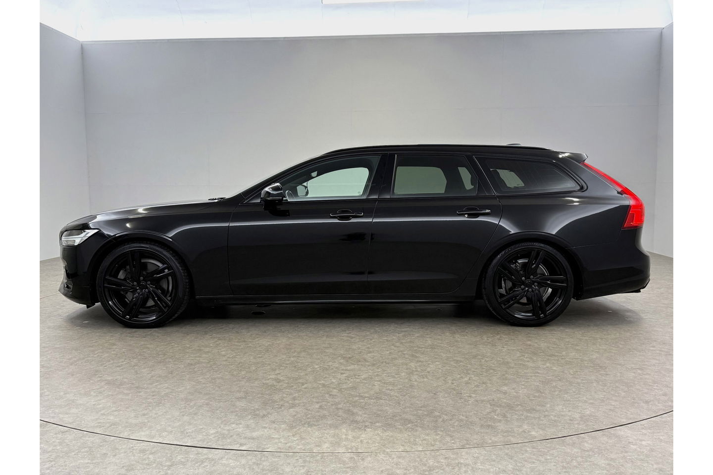 Volvo V90 2.0 T4 190PK R-Design | LED | Harman/Kardon | Trekhaak | Camera | Memory seats | Carplay | 20"LMV